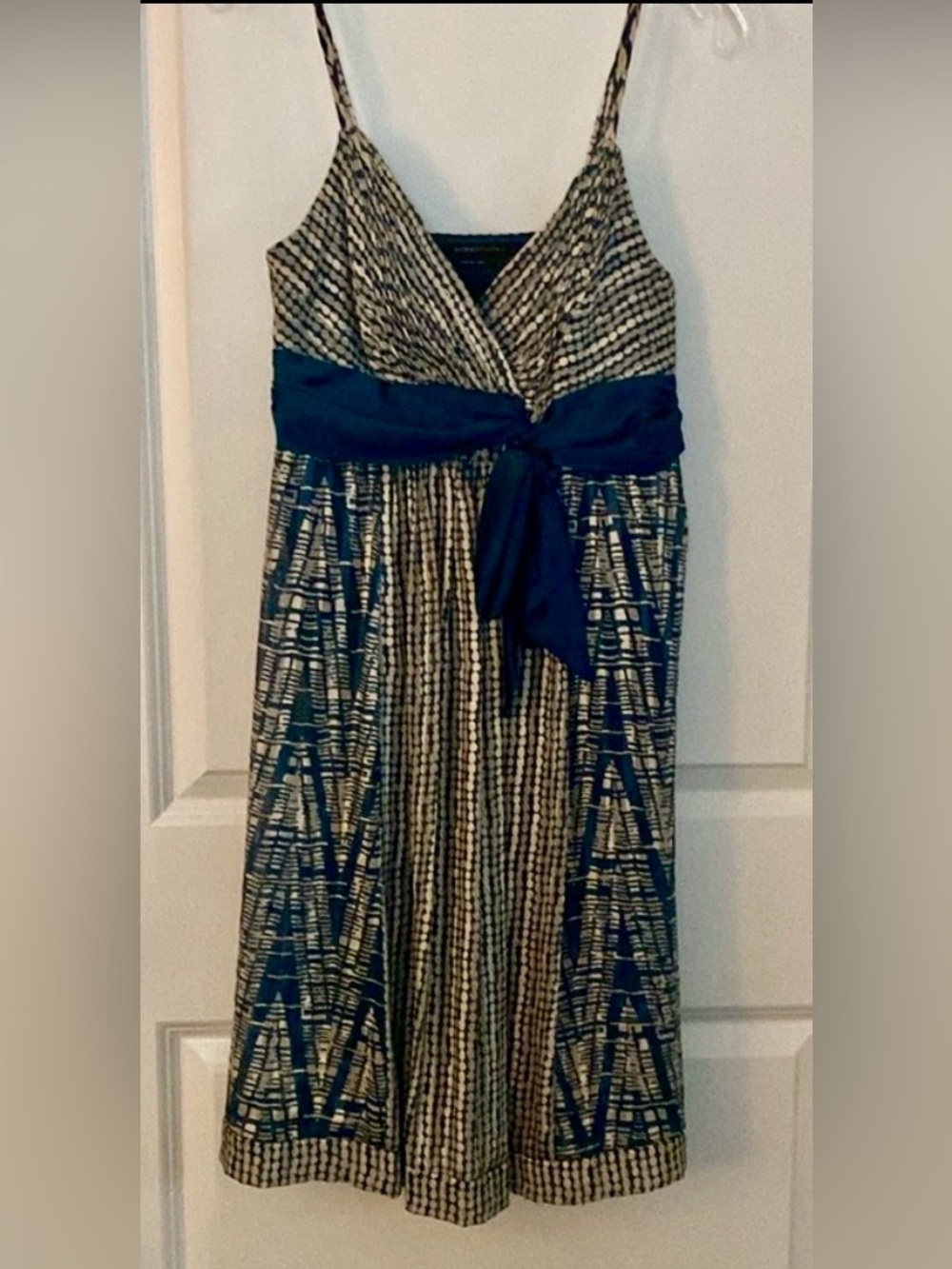Elegant BCBG MaxAzria Blue and Cream Silk Women's Dress. Size 4